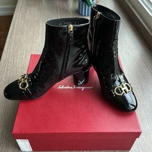 BNIB Salvatore Ferragamo Primula patent leather booties, Size 9C